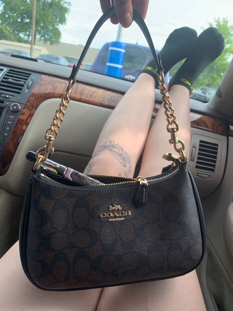 Small Hand Bags For Women, Coach Terri Shoulder Bag, Coach Teri Shoulder Bag Outfit, Small Coach Bag, Cute Coach Bags, Coach Bag Outfit Style, Coach Purse Outfit, Coach Bags Aesthetic, Coach Shoulder Bag Outfit