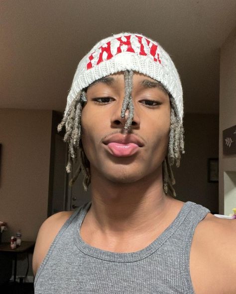 Beanie Hairstyles, Dreadlocks Men, Short Dreads, Mens Haircuts Short Hair, Cute Dreads, Beanie Outfit, Dreadlock Style, Mens Braids Hairstyles, Cute Asian Guys