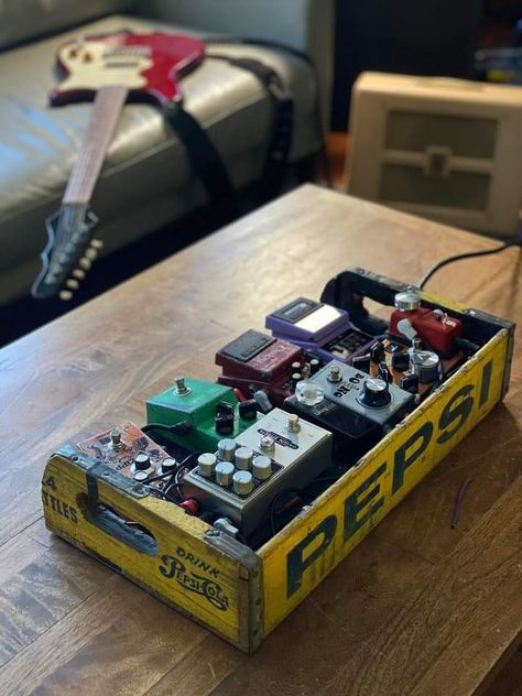 Guitar Pedals Boards, Pedal Board Aesthetic, Diy Pedalboard Ideas, Diy Guitar Pedal Boards, Pedalboard Aesthetic, Bass Pedalboard, Guitar Art Diy, Pedalboard Design, Pedalboard Ideas