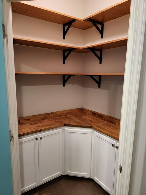 Corner Pantry Design Farmhouse, Pantree Ideas, Corner Pantry Built In, Triangle Pantry Ideas, Panty Shelving Ideas, 4x4 Corner Pantry, Pantry Design Corner, Kitchen With Pantry In Corner, Pantry Ideas Corner