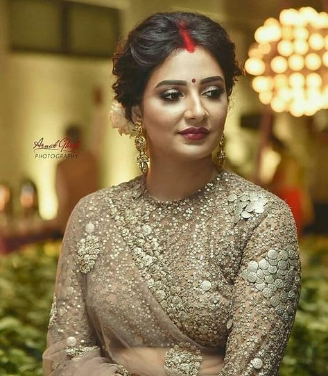 If Looks Could Kill, Bridal Hairstyle Indian Wedding, Indian Bride Makeup, Designer Bridal Lehenga Choli, Bengali Bridal Makeup, Indian Wedding Bride, Indian Sari Dress, Indian Bridal Photos, Bengali Bride