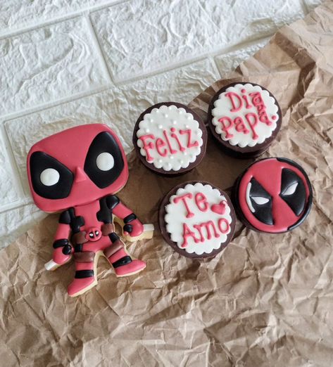 Detalles bonitos ✨ Detalles para el corazón 🫶🏻 Gracias por elegirnos 🥰 #deadpool #deadpoolcookies #deafpoolparty #detallesparapapa #regalossorpresa #galletadpersonalizadas #galletasdecoradas #royalicingcookies #royalicingart #encoalimentos #galleterasmexico #tolucalabella #tolucaymetepec Dead Pool, Superhero Cake, Tolu, Deadpool