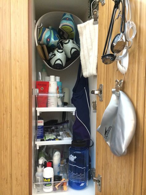 Gym Locker Organization, Locker Organization Diy, Diy School Supplies Organization, Athletic Locker, Locker Essentials, Sports Locker, Diy Locker, Locker Organization, Locker Designs