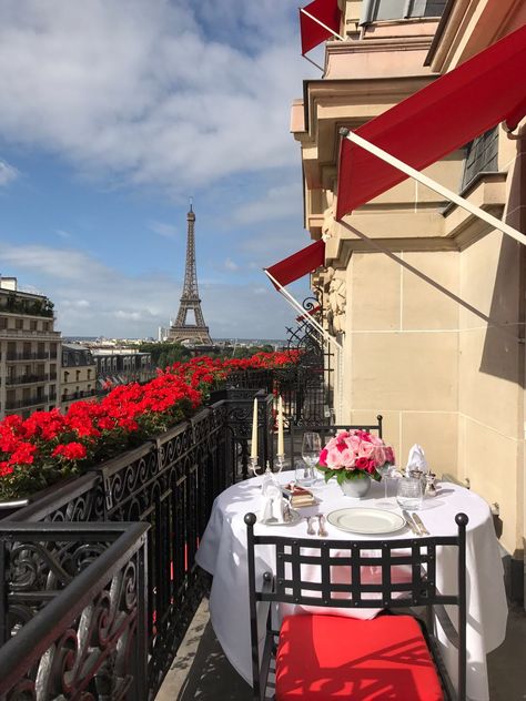 Dinner with a view, Hôtel Plaza Athénée, Paris #DCmoments Hotel Plaza Athenee Paris, Paris Dinner, Plaza Athenee Paris, Saving Pictures, Dinner With A View, Paris Balcony, Hotel Balcony, Avenue Des Champs-élysées, Paris Engagement