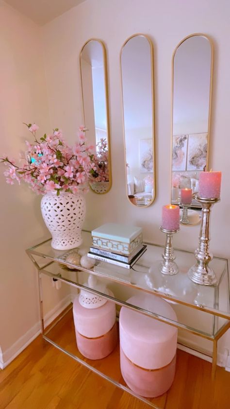 Pink Gold And White Living Room, Glam Hallway Decor, Blush Pink Dining Room, Pink And Gold Living Room, Glam Hallway, Living Room Decor Pink, Apartment Decor Pink, Pink Room Aesthetic, Round Chairs