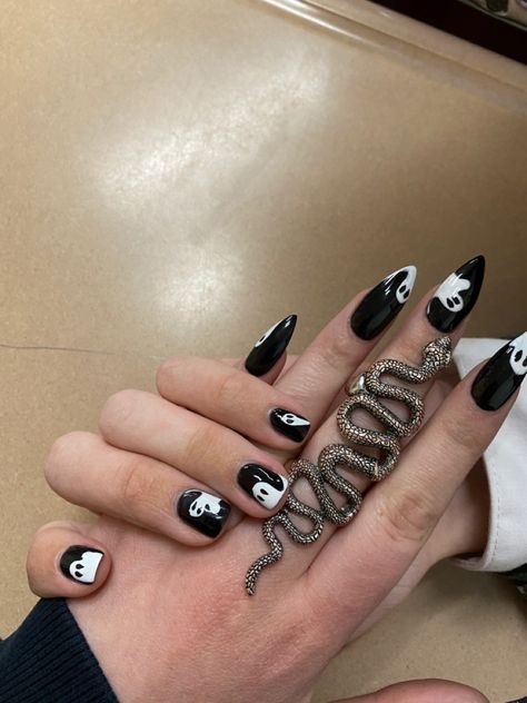 Bf And Gf Matching Nails Halloween, Couples Halloween Nails, Matching Nails Couples Black, Couples Matching Halloween Nails, Matching Nails Girlfriends, Halloween Couple Nails, Matching Nails Boyfriend And Girlfriend, His And Her Nail Designs, Matching Halloween Nails With Boyfriend