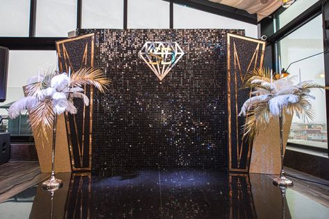 Great Gatsby Stage Decor, Great Gatsby Balloon Backdrop, Black And Gold Stage Decor, Great Gatsby Theme Decor, Great Gatsby Party Backdrop, Over The Top Wedding Decor, Great Gatsby Backdrop Ideas, Great Gatsby Themed Party Decorations, Black Shimmer Wall Backdrop