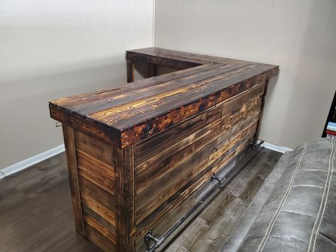 L Shape Bar Pallet Bar Ideas Indoor, L Shaped Bars Basement, Pallet Bars Indoor, Rustic Corner Bar Ideas, Pallet Bar Indoor, Basement L Shaped Bar Ideas, L Shaped Bar Ideas, Diy L Shaped Bar, L Shape Bar Ideas