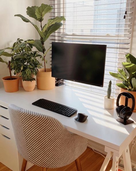 Best Home Desk, Her Office Ideas, Work From Home Set Up Ideas, Office Ideas Aesthetic, Professional Home Office, Work From Home Aesthetic, Small Business From Home, Extra Space Storage, Running A Small Business