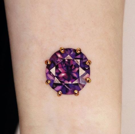 An Artist Creates Posh Tattoos That Look Like They’re Right Out of a Jewelry Boutique Irredescent Tattoo, Ruby Gem Tattoo, 70s Style Tattoo, Yeriel Tattoo, Gemstone Tattoo Realistic, Gem Stone Tattoo, Gemstone Tattoos, Traditional Jewelry Antique, Amethyst Tattoo