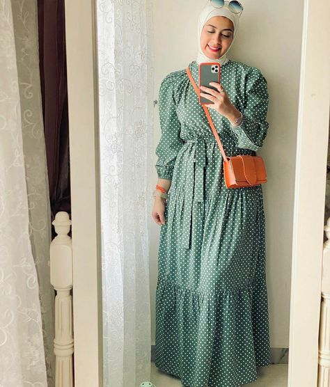 How to style mint green long dress for hijab women in simple &chic way Long Dress For Hijab, Mint Green Dress Hijab, Mint Green Long Dress, Dress For Hijab, Polka Dot Dress Outfit, Outfit Muslim, Dots Outfit, New Hijab, Polka Dot Summer Dresses