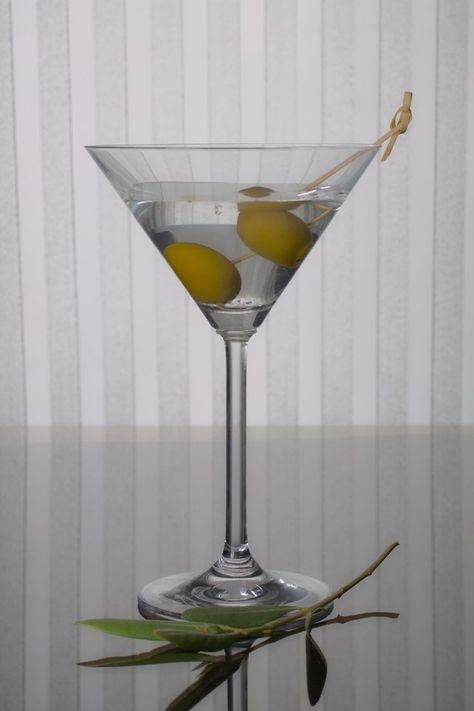 9 Popular Types of Martinis Martinez Drink, Types Of Martinis, Martinez Cocktail, Cocktails Made With Gin, Bartenders Guide, Dry Martini, Drink Alcohol, Fancy Drinks, How To Mix