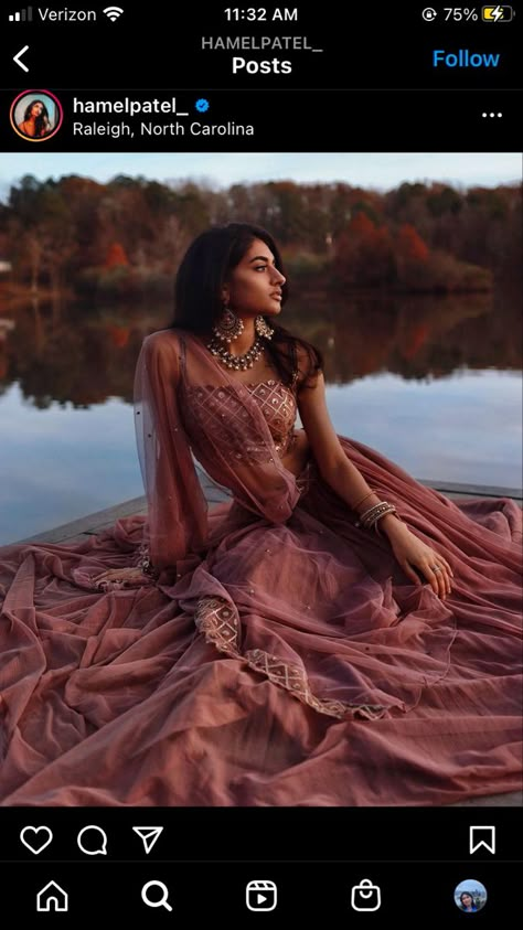 Poses For Lehenga Shoot, Lehenga Sitting Pose, Photoshoot Ideas Indian Wear, Lehenga Photoshoot Poses Outdoor, Ghagra Poses, Indian Wear Photoshoot Ideas, Lehenga Poses Instagram, Lehenga Photoshoot Poses, Lehenga Stills