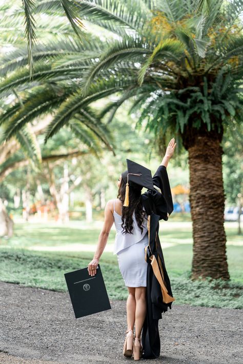 Simple Graduation Poses, Simple Graduation Photoshoot, Medical Graduation, College Graduation Photoshoot, Grad Photography, Graduation Pics, Graduation Photography Poses, Graduation Poses, Graduation Picture