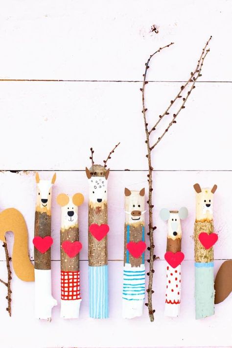 Valentine Stick Nature Craft for Kids Nature Valentines, Brownie Crafts, Valentine Friends, Nature Preschool, Preschool Valentine Crafts, Nature Club, Valentines Diy Kids, Valentines Kids, Animal Craft