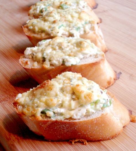 Blue Cheese Crostini Blue Cheese Snacks, Blue Cheese Appetizers Appetizer Recipes, Blue Cheese Bites Appetizers, Appetizers With Blue Cheese, Banquet Appetizers, Cocktail Bread Appetizers, Crispy Appetizers, Appetizer Crostini, Blue Cheese Crostini