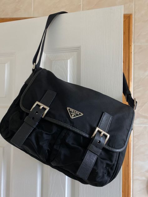 Prada Messenger Bag, Postman Bag, Inside My Bag, Vintage Prada, Bags Aesthetic, Pretty Bags, Cute Purses, Cute Bags, Workout Accessories