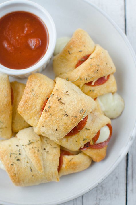 Easy Pepperoni Crescent Rolls are perfect for a quick dinner or a great party snack! Only 5 ingredients and ready in less than 30 minutes! Cressant Rolls, Pepperoni Crescent Rolls, Picky Eaters Dinner, Crescent Roll Pizza, Pepperoni Rolls, Picky Eaters Kids, Crescent Roll Recipes, Party Snack, Easy Family Dinners