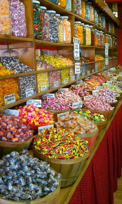 Candy store display Aesthetic Candy, Candy Store Design, Candy Store Display, Balzam Na Pery, Candy Room, Grocery Store Design, Old Fashioned Candy, Candy Display, Bells Christmas