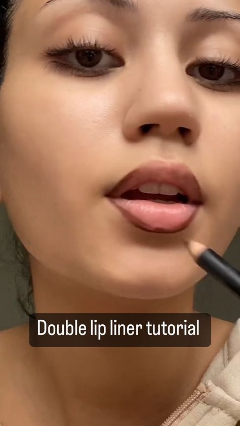 Sarah💄 MUA UK on Instagram: “You look like a clown with red lipstick because: 💄you have a double lip line 💄be lining only your outer lip line 💄making the sides of…” Lipstick On Double Lip Line, Double Lip Line Lips, How To Line Double Lined Lips, How To Line Small Lips, Double Lip Line Tutorials, Double Lined Lips, 90s Lip Liner And Gloss, Lined Lips With Gloss, How To Line Your Lips