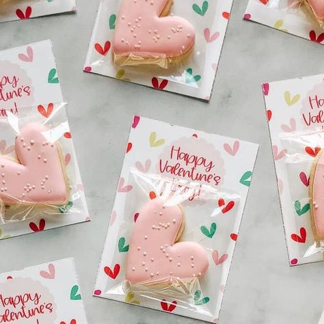 Kristy | Cookie Artist on Instagram: "Valentine's day was always my favorite day in school! We aren't allowed to exchange this year, but this sweet teacher wanted to make sure the kids received a little something! Are your kiddos exchanging Valentine's this year? . . #valentinesdaycookies #heartcookies #valentinecookiecards #valentinesday #sugarcookies #decoratedcookies #occookies #orangecountycookies #anaheimhillscookies #anaheimhills" Valentine Cookies For Kids School, Cookie Valentines Printable, Valentine Cookies Packaging, Valentino 2025, Cookies Shop, Valentines Cookie, Valintines Day, Baking Business, Valentines Day Cookies