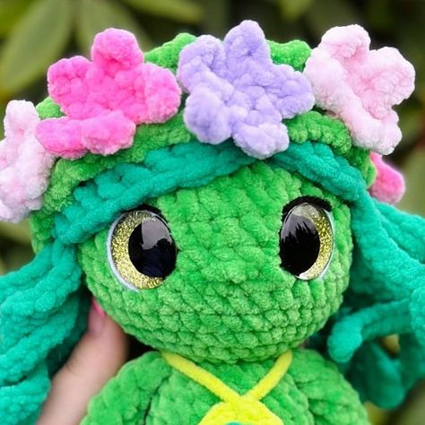 Anabelle Mcelhaney on Instagram: "Te Fiti💚🌸🌺 . I used to few things to put this pattern together. Base pattern is @chassityanndesigns Halloween doll pattern  I used @chassityanndesigns Ariel mod hair and skirt And then I free handed the flower crown!  . Yarn  Body hobbii honey bunny  Hair big twist posh  Details parfait chunky  . Eyes from Ali express 25mm  . Hook size 4mm  . #crochet #crocheter #crochetgrove #crochetwithme #moana #tefiti #crochetinspo #crochetinspiration #crochetideas" Moana Crochet Pattern Free, Crochet Moana, Heart Of Te Fiti, Te Fiti, Disney Crochet, Moana Theme, Bunny Hair, Disney Crochet Patterns, Mod Hair