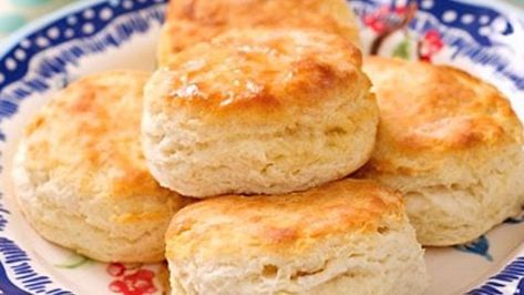 Copycat Cracker Barrel Biscuits Recipe | DIY Joy Projects and Crafts Ideas Cracker Barrel Biscuits, Easy Buttermilk Biscuits, Southern Biscuits Recipe, Cracker Barrel Copycat Recipes, Buttermilk Biscuits Easy, Copycat Cracker Barrel, Beer Bread Easy, Cracker Barrel Recipes, Southern Buttermilk Biscuits