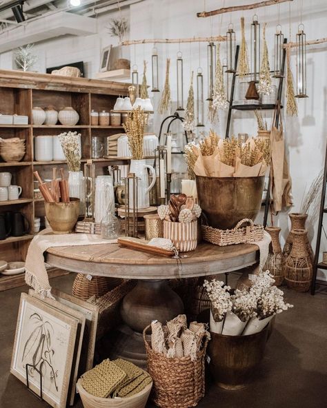 Retail Home Decor Display, Winery Merchandise Display, Round Table Merchandising Retail Displays, Garden Store Displays, Retail Store Table Display, Cool Shop Interiors, Home Decor Display Retail, Home Decor Store Display Retail Design Visual Merchandising, Anthropologie Display Ideas