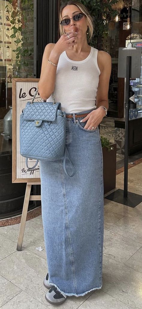 Summer Maxi Skirt Outfits, Skirt Outfits Maxi, Maxi Denim Skirt Outfit, Denim Maxi Skirt Outfit, Maxi Skirt Outfit Summer, Street Style 2023, Maxi Skirt Outfit, Skirt Outfit Summer, Samba Outfit