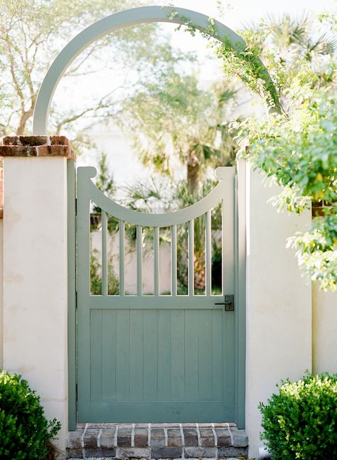 Garden Gates And Fencing, Garden Gate Design, Green Gate, Casa Vintage, Front Gates, Garden Gate, Garden Doors, Garden Cottage, Gate Design