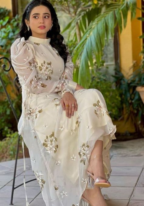 Hum TV drama Fairy Tale Sehar Khan dress in drama pictures and designer details. Crush Material Dress Design, Pakistani Celebrities Dresses, Saher Khan, Pakistani Actress Dresses, Pakistani Kurtis, Tv Dress, Sehar Khan, Pakistani Kurta, Anarkali Dress Pattern