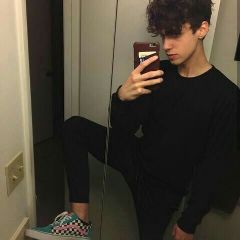 Men Tumblr, E Boys, Men Hair Color, Outfits Hombre, Boys With Curly Hair, Boy Aesthetic, Aesthetic Boy, Boy Photography Poses, Boys Dpz