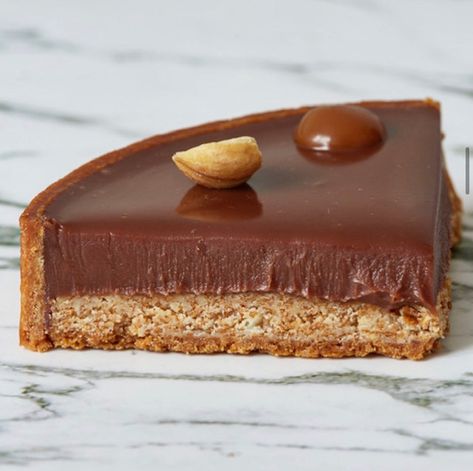 Tarte chocolat au lait, noisette & caramel – Clélia Food & Photo Entremet Recipe, Caramel Ganache, Chocolate House, Caramel Desserts, Simple Cake Designs, Cake Factory, French Desserts, Sweet Pie, Bread Cake