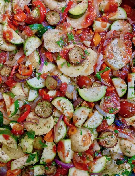 Traditional Greek Summer Roasted Vegetables (Briami) Kitchen Mediterranean, Mediterranean Cooking, Fruit Desserts Easy, Greek Summer, Summer Vegetables, Vegetarian Dish, Greek Dishes, Sauteed Vegetables, Cooking For Two