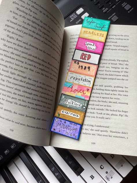 Taylor Swift Album Bookmarks, Taylor Swift Aesthetic Bookmark, Taylor Swift Cute Drawing, Bookmark Ideas Taylor Swift, Presents For A Swiftie, Taylor Swift Book Mark Diy, Swiftie Present Ideas, Gift For A Swiftie, Taylor Swift Inspired Bookmarks