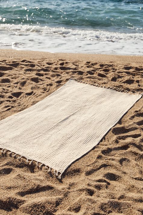 La toalla de playa de algodón cruda Ola es la elección perfecta para disfrutar del sol y el mar con estilo y comodidad. Fabricada con tela de algodón de alta calidad y un tramado único de nido de abeja, esta toalla ofrece una gran capacidad de absorción y suavidad, así como una resistencia excepcional a la arena y una durabilidad duradera. Con un tamaño generoso, es ideal para relajarse y disfrutar del sol en la playa, la piscina o el parque. Disponible en una variedad de colores vibrantes, esta Welcome To Summer, Honeycomb Weave, Cotton Beach Towel, In The Pool, Enjoying The Sun, Vintage Beach, Sand Color, Beach Pool, Beach Towels