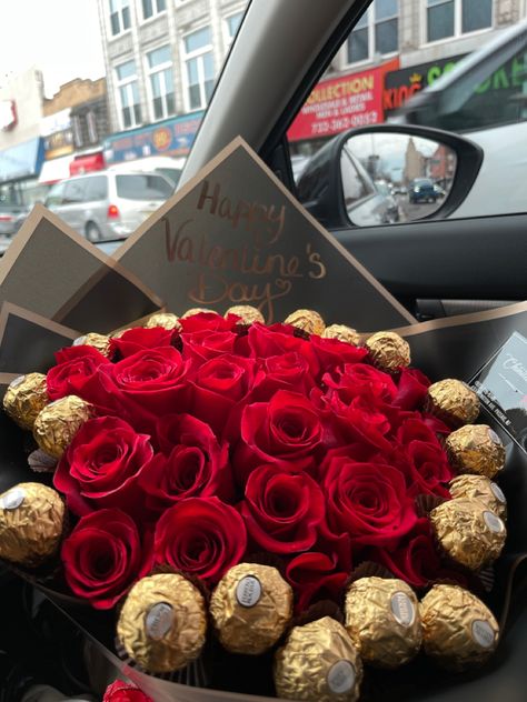 Roses Bouquet Chocolate, Valentine’s Day Rose Bouquet, Rose With Money Bouquet, Rose Bouquet With Chocolate, Valentine's Aesthetic, Sweets Bouquet, Baddie Ideas, Islamic Marriage, Edible Roses