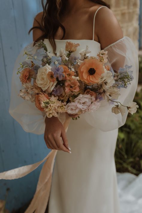 August Wedding Colors, Spring Wedding Color Palette, Gorgeous Wedding Bouquet, Peach Wedding Flowers, Pastel Bouquet, Mediterranean Wedding, Downtown Wedding, Events Photography, Lilac Wedding