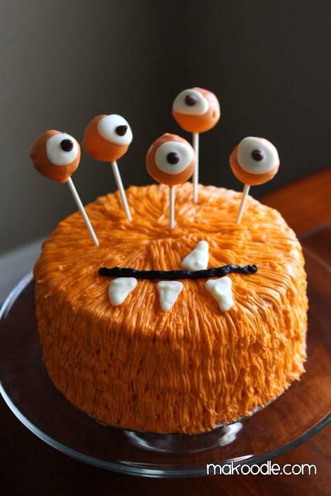 adorable! Spooky Halloween Cakes, Halloween Torte, Dessert Oreo, Bee Sweet, Monster Cake, Hello Sweetie, Cute Birthday Cakes, Halloween Desserts, Halloween Snacks