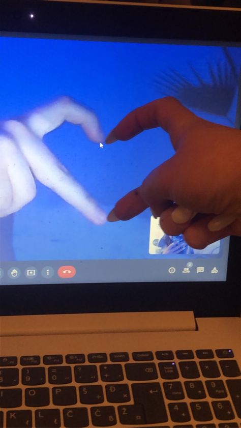 Couple Distance Aesthetic, Long Distant Couple Aesthetic, Online Couple Aesthetic, Long Distance Best Friends Aesthetic, Ldr Pictures Couple Aesthetic, Long Distance Friends Aesthetic, Longdistancerelationship Pic Aesthetic, Online Love Relationships, Long Term Relationship Aesthetic