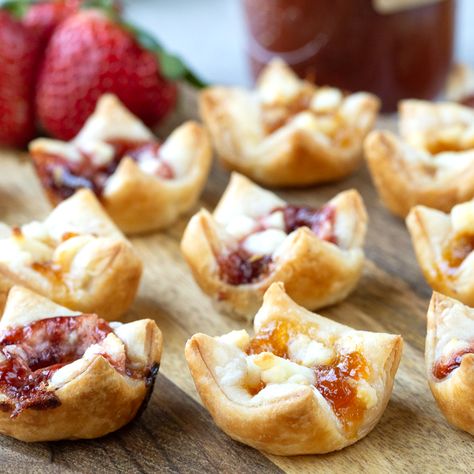 Puff Pastry Appetizers with Goat Cheese and Jam Goat Cheese And Jam, Appetizers With Goat Cheese, Goat Cheese Fig Jam, Cheese And Jam, Puff Pastry Bites, Cream Cheese Puff Pastry, Pastry Bites, Goat Cheese Appetizer, Puff Pastry Appetizers