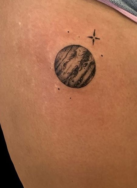 Simplistic Planet Tattoo, Venus Planet Tattoo Taurus, Planet Hip Tattoo, Mars Tattoo Planet Simple, Small Jupiter Tattoo, Planet Jupiter Tattoo, Space Tattoo Aesthetic, Venus Tatoos Ideas, Jupiter Planet Tattoo