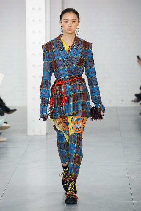 The complete House of Holland Fall 2018 Ready-to-Wear fashion show now on Vogue Runway. Tartan Fashion, Lesbian Fashion, House Of Holland, Quirky Fashion, Thrift Fashion, Vogue Fashion, Fashion 2018, Fall Fashion Trends, Fashion Show Collection