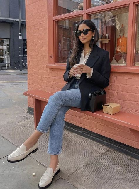 Spring Loafer Outfits Women, White Loafers Outfit, Loafers Women Outfit, Chic Blazer Outfit, Jeans Blazer Outfit, Loafer Outfits, Outfit Elegantes, Loafers Outfit, Mode Tips