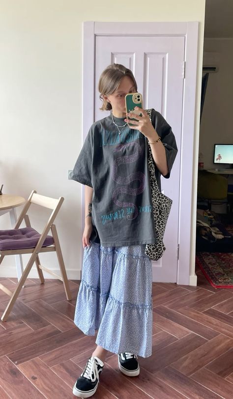 Summer Fits Aesthetic 2024, Oversize Shirt Outfits Women Casual, Outfits 00s Style, Floral Maxi Skirt Outfit, Boy Outfits Summer, Campus 00, Long Flared Skirt, 1950s Vintage Fashion, 00s Style