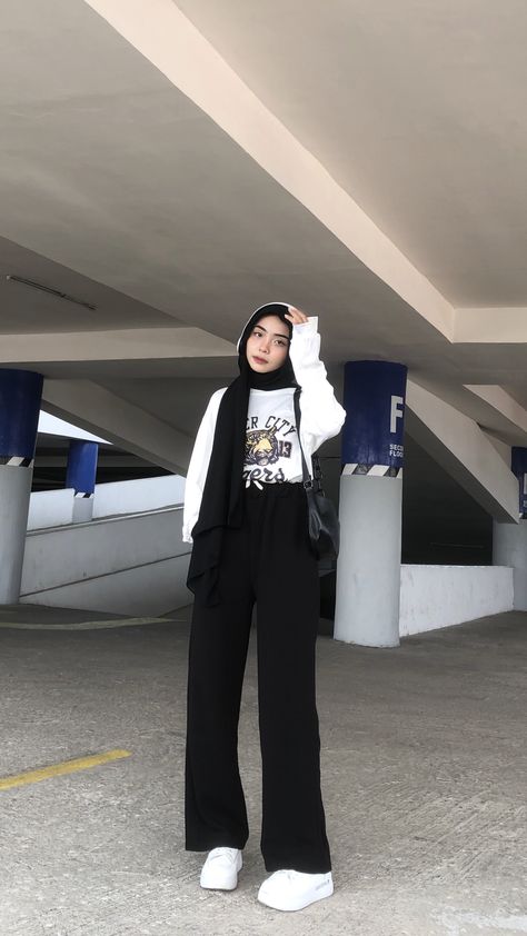 Ootd Jeans Hitam, Black Jeans Outfit Hijab, Ootd Hijab Casual Jeans, Outfit Hijab Casual Jeans, Ootd Korean Style Hijab, Outfit Hitam, Black Joggers Outfit, Outfit Konser, Outfit Hijab Simple