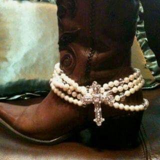 Boot pearls Pearl Theme, Mode Country, Ugg Fashion, Lady Boots, Boot Chains, Boot Bracelet, Cowgirl Bling, Southern Girls, Boot Bling