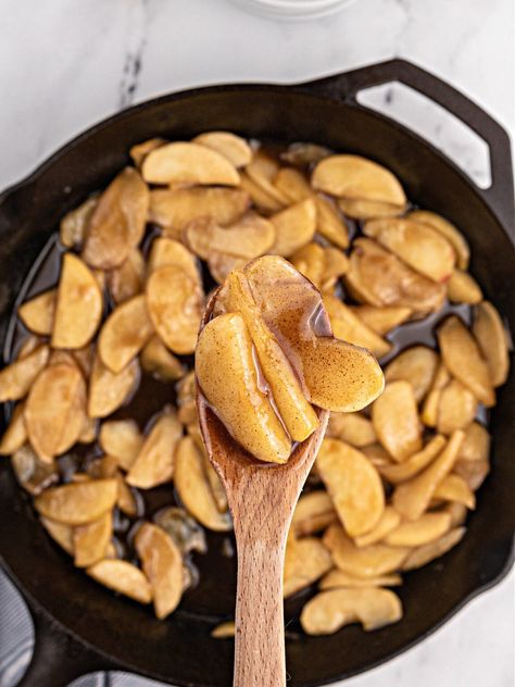 Baked Apples Cast Iron Skillet, Cast Iron Apple Recipes, Cast Iron Skillet Fried Apples, Healthy Cast Iron Skillet Recipes, Fried Apple Slices, Pan Fried Apples, Skillet Fried Apples, Skillet Apples, Fried Apples Recipe