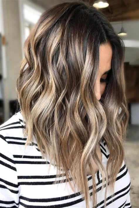 ¿Qué tipo de mechas balayage te van a quedar mejor? ¡Descúbrelo! Carmel Balayage, Blonde Balayage Highlights, Brown Hair With Blonde Highlights, Brown Hair Balayage, Ombré Hair, Short Hair Balayage, Trendy Hair Color, Hair Color Highlights, Brown Blonde Hair