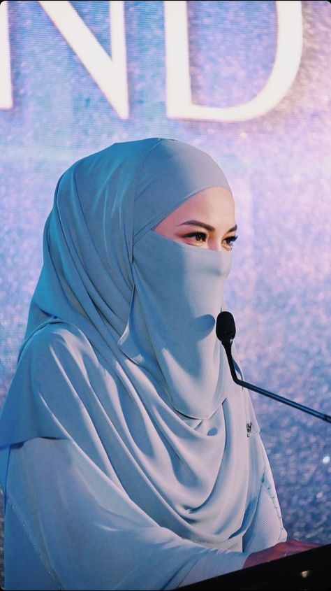 Neelofa Outfit Niqab, Neelofa Outfit, Niqab Style, Niqab Aesthetic, Dress Muslim Modern, Veiled Girl, Muslim Photos, Abaya Fashion Dubai, Ootd Poses